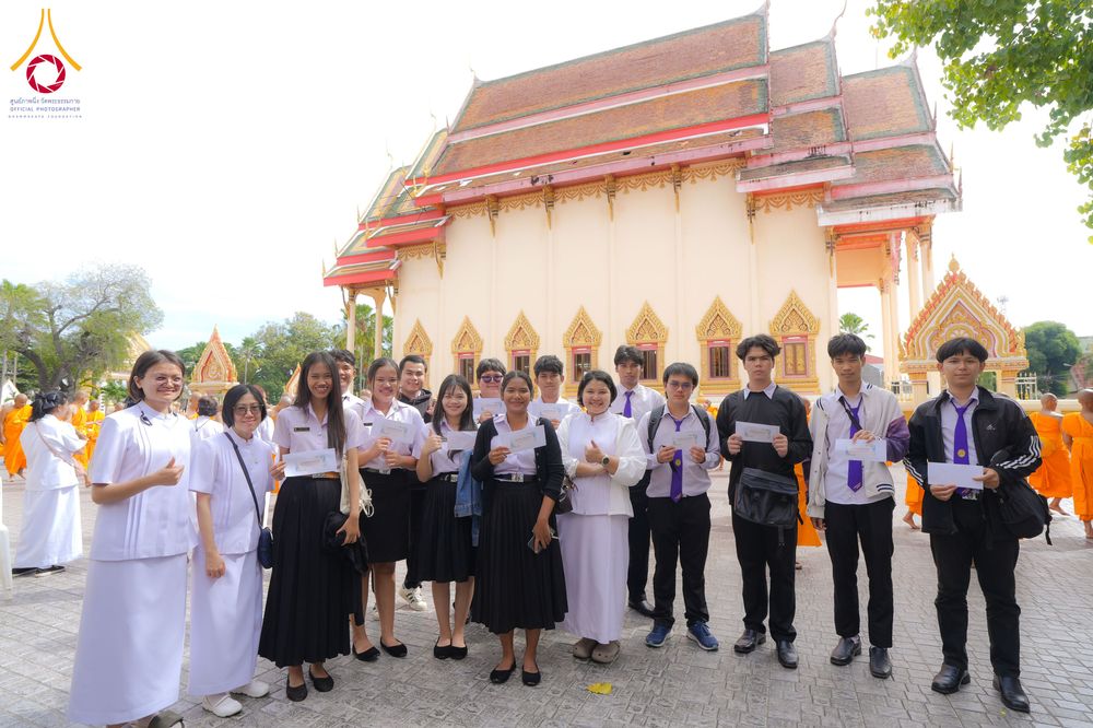 ภาพ No.278605:วันอาทิตย์ที่ 14 ธันวาคม พ.ศ.2568  พิธีเวียนประทักษิณ พิธีวันทาสีมาพระประธาน โครงการบวชบูชาธรรมมหาปูชนียาจารย์ ของศูนย์ปฏิบัติธรรมบุรีรัมย์ ณ วัดกลาง พระอารามหลวง จังหวัดบุรีรัมย์