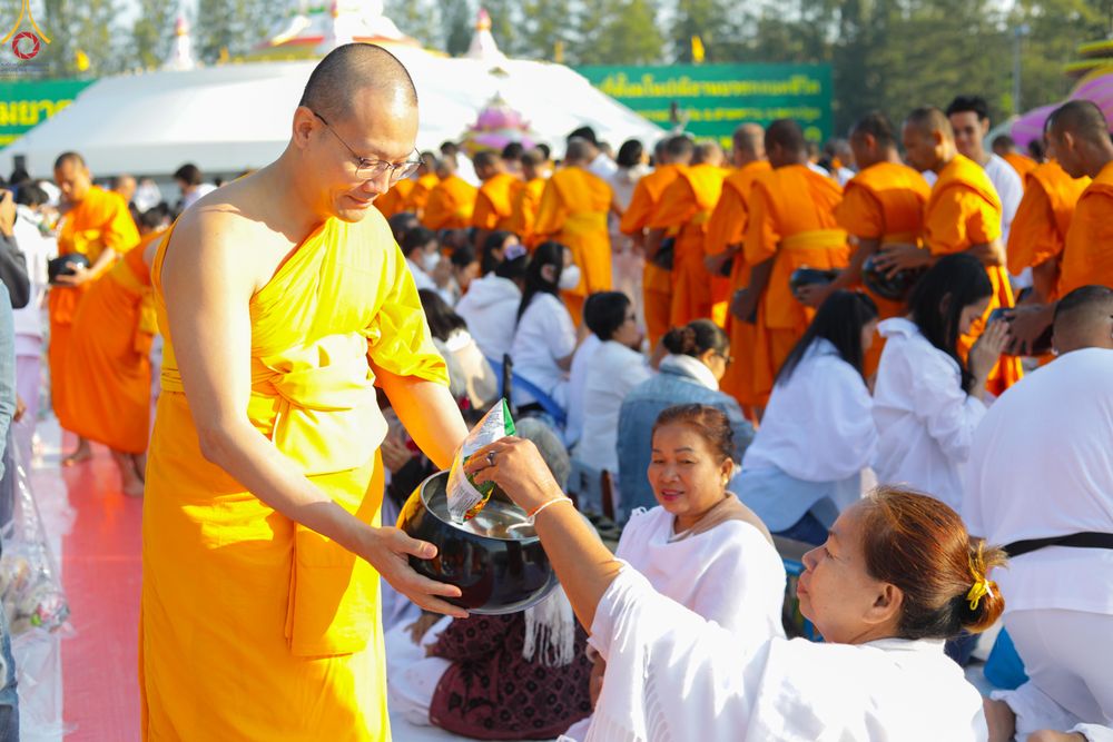 ภาพ No.292445:วันที่ 11 มกราคม พ.ศ. 2569 พิธีตักบาตรพระธรรมยาตรา ณ อนุสรณ์สถานคลองบางนางแท่น อ.สามพราน จ.นครปฐม ในโครงการธรรมยาตรา กตัญญูบูชา มหาปูชนียาจารย์ พระมงคลเทพมุนี(สด จนฺทสโร) พระผู้ปราบมาร อนุสรณ์สถาน 7 แห่ง ปีที่ 14
