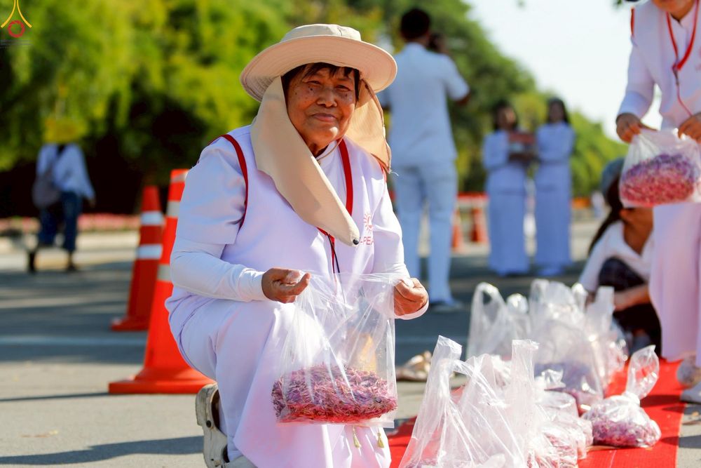 ภาพ No.296006:ภาพเบื้องหลังอาสาสมัครรวมใจ ชุดที่ 1 ในโครงการธรรมยาตรา กตัญญูบูชา มหาปูชนียาจารย์ พระมงคลเทพมุนี(สด จนฺทสโร) พระผู้ปราบมาร อนุสรณ์สถาน 7 แห่ง ปีที่ 14