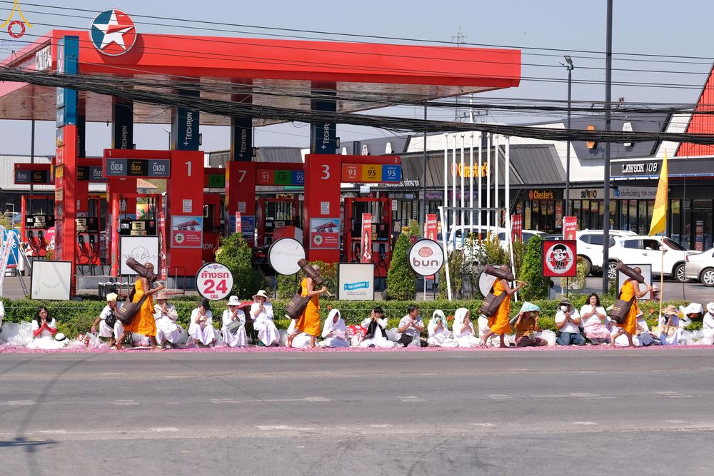 ภาพ No.304200:วันที่ 25 มกราคม พ.ศ. 2569 พิธีต้อนรับพระธรรมยาตรา  รร.สามัคคีราษฏร์บำรุง-วัดพระธรรมกาย ในโครงการธรรมยาตรา กตัญญูบูชา มหาปูชนียาจารย์ พระมงคลเทพมุนี(สด จนฺทสโร) พระผู้ปราบมาร อนุสรณ์สถาน 7 แห่ง ปีที่ 14