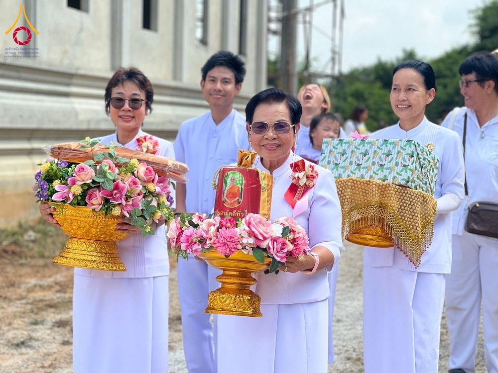 ภาพ No.182632:พิธีทอดกฐิน ณ วัดทับกระดาษ จ.สุพรรณบุรี ในโครงการทอดกฐินสามัคคีทั่วไทย 30,000 วัด บูชาธรรม 80 ปี หลวงพ่อธัมมชโย โดยคณะศิษยานุศิษย์วัดพระธรรมกาย วันที่ 10 พฤศจิกายน พ.ศ. 2567