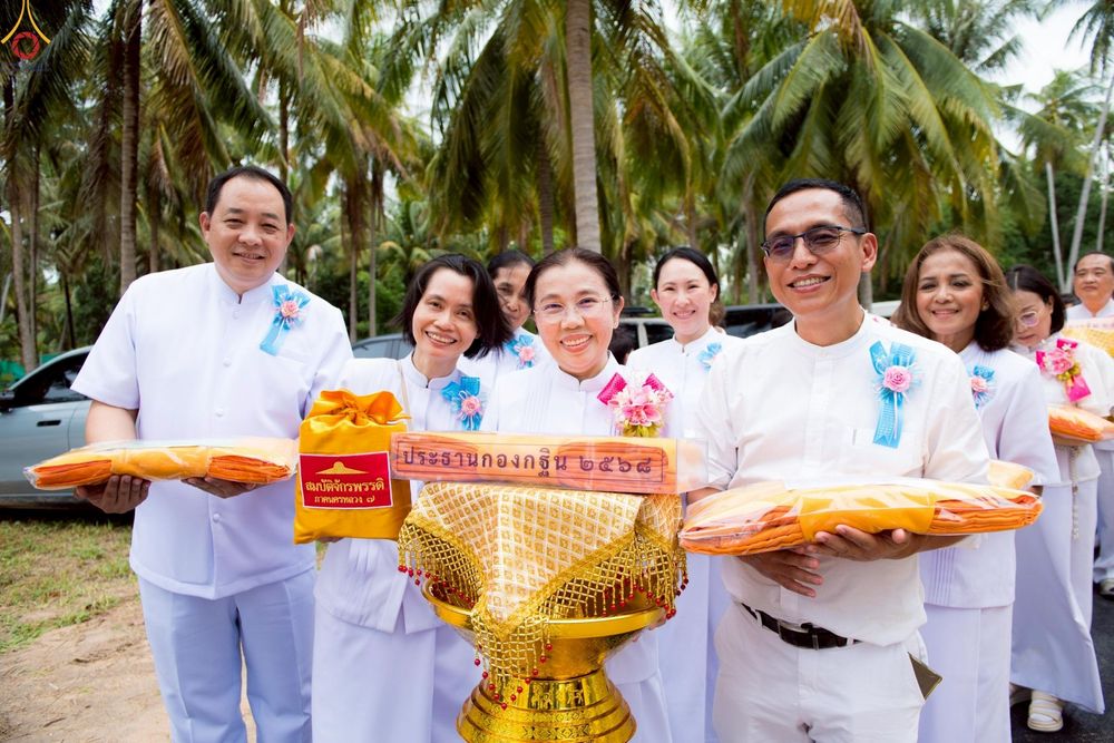 ภาพ No.263142:วันที่ 18 ตุลาคม พ.ศ. 2568 พิธีทอดกฐินสามัคคีเพื่อซื้อที่ดิน  สร้างอาคารครัวและโรงอาหาร  ห้องน้ำพร้อมโรงซักตากชาย-หญิง  และพิธีทอดกฐินสามัคคีทั่วไทย 30,000 วัด  ศูนย์ปฏิบัติธรรมนานาชาติทุ่งแสงธรรม  (Moonastery Meditation Center) ต.แสงอรุณ อ.ทับสะแก จ.ประ