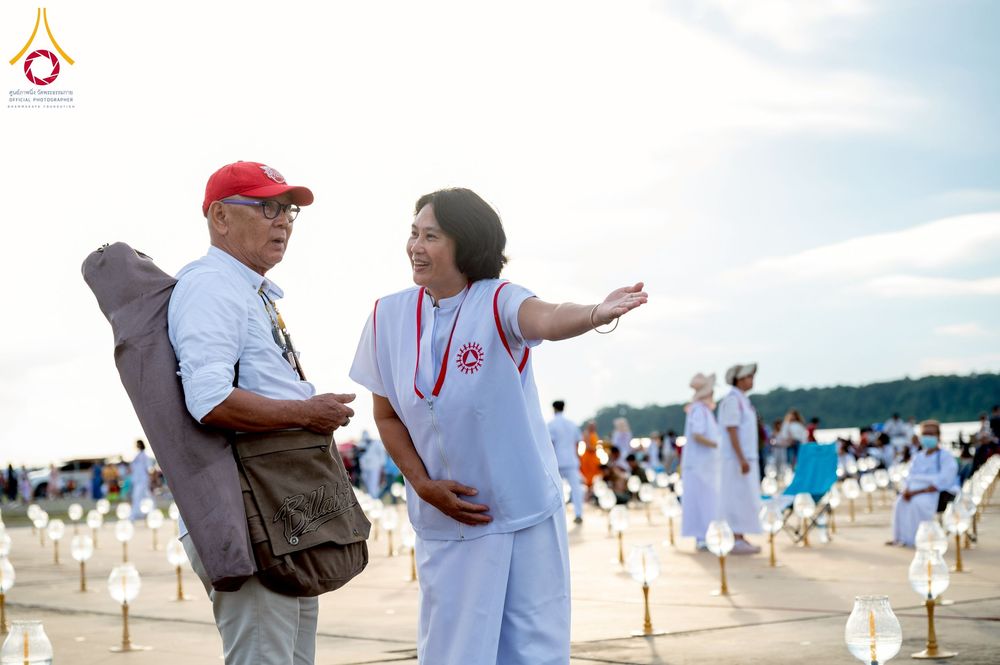 ภาพ No.250400:วันอังคารที่ 7 ตุลาคม พ.ศ. 2568 พิธีจุดประทีปบูชาพระรัตนตรัย ณ ลานธรรมปทุมรัตน์ธรรมเจดีย์ พุทธอุทยานนานาชาติ อ.โพนพิสัย จ.หนองคาย