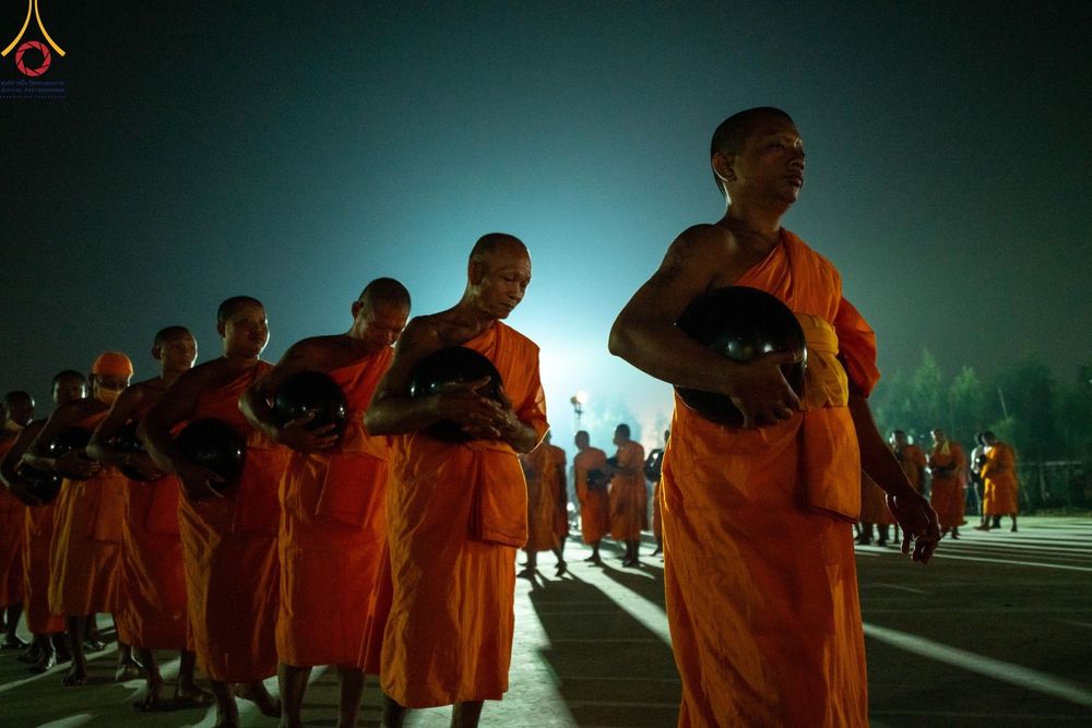 ภาพ No.200978:พิธีตักบาตรพระธรรมยาตรา ณ อนุสรณ์สถานลำดับที่ 5 สถานที่เผยแผ่วิชชาธรรมกายครั้งแรก อนุสรณ์สถานบางปลา วัดบางปลา อำเภอบางเลน จังหวัดนครปฐม ในโครงการธรรมยาตรา กตัญญูบูชา มหาปูชนียาจารย์ พระมงคลเทพมุนี(สด จนฺทสโร) พระผู้ปราบมาร อนุสรณ์สถาน 7 แห่ง ปีที่ 13