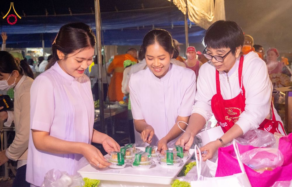 ภาพ No.200820:พิธีถวายภัตตาหารเป็นสังฆทาน แด่พระธรรมยาตรา ณ อนุสรณ์สถานบางปลา วัดบางปลา อำเภอบางเลน จังหวัดนครปฐม ในโครงการธรรมยาตรา กตัญญูบูชา มหาปูชนียาจารย์ พระมงคลเทพมุนี(สด จนฺทสโร) พระผู้ปราบมาร อนุสรณ์สถาน 7 แห่ง ปีที่ 13 วันที่ 24 มกราคม พ.ศ. 2568