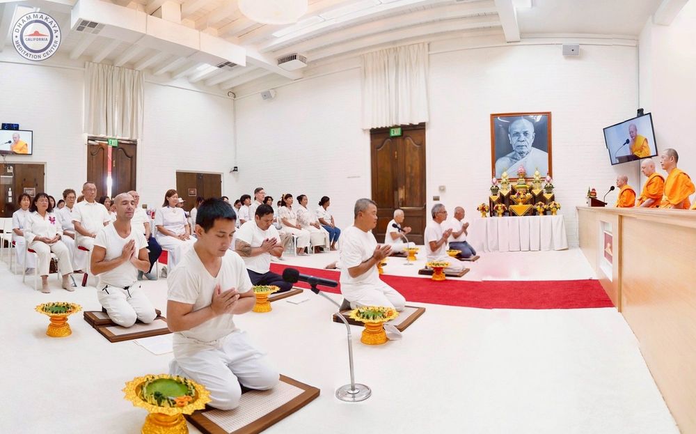 ภาพ No.252188:วันที่ 4-5 ตุลาคม พ.ศ. 2568  วัดพระธรรมกายแคลิฟอร์เนีย ประเทศสหรัฐอเมริกา ได้จัดพิธีตัดปอยผม โดยคณะสงฆ์ ญาติ ๆ และสาธุชน ให้กับนาคธรรมทายาท 8 ท่าน และได้จัดพิธีบรรพชา-อุปสมบท ฉลองพิธีทอดกฐินบรมจักรพรรดิ สร้างอุโบสถ 82 ปี บูชาธรรมหลวงพ่อธัมมชโย