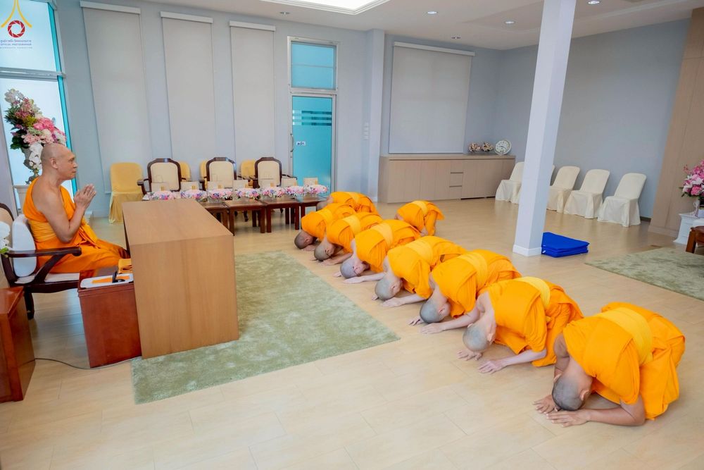 ภาพ No.246319:วันที่ 8 กันยายน พ.ศ. 2568 พระครูปลัดรัตนวีรวัฒน์ (รังสฤษดิ์ อิทฺธิจินฺตโก) เจ้าอาวาสวัดพระธรรมกาย เป็นประธานมอบพระบรมสารีริกธาตุ แก่ศูนย์ส่งเสริมศีลธรรมภายในประเทศ และวัดสาขาต่างประเทศ จำนวน 8 แห่ง