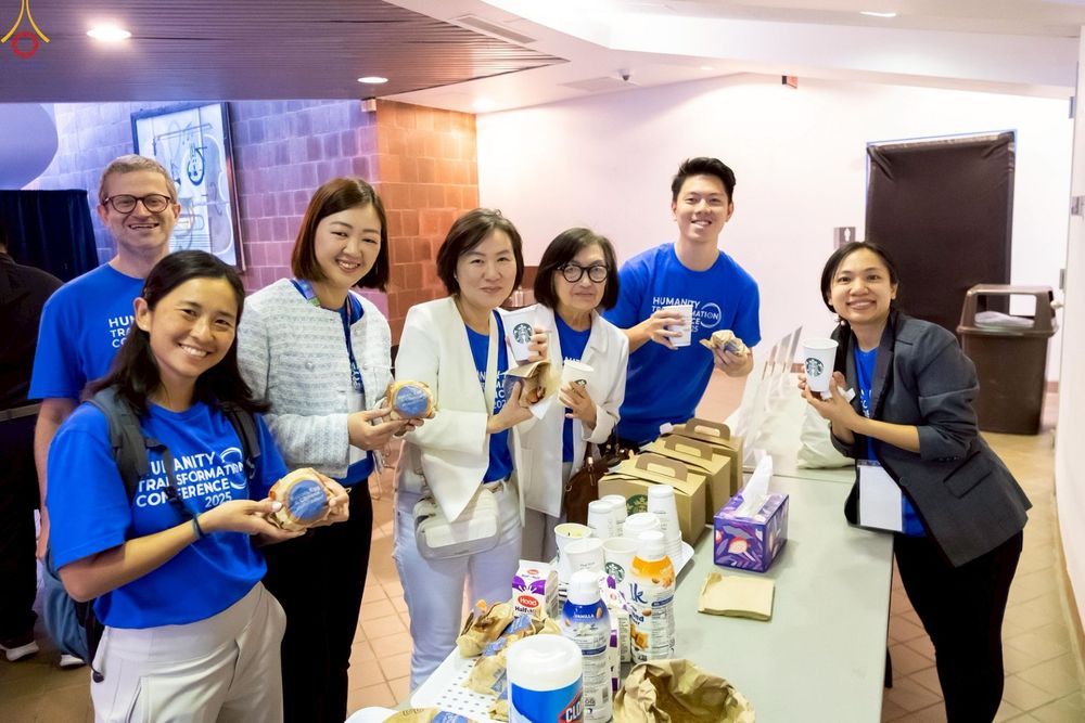 ภาพ No.249719:วันอาทิตย์ที่ 28 กันยายน พ.ศ. 2568 การปฏิบัติธรรมบูชาธรรม 108 ปี แห่งการบรรลุธรรมของหลวงปู่วัดปากน้ำ ได้จุดประทีปสันติภาพไปทั่วโลก และได้ร่วมเสวนาทางปัญญา เพื่อการขยายพระพุทธศาสนาวิชชาธรรมกายไปทั่วโลก  ในงาน HTC Newyork USA