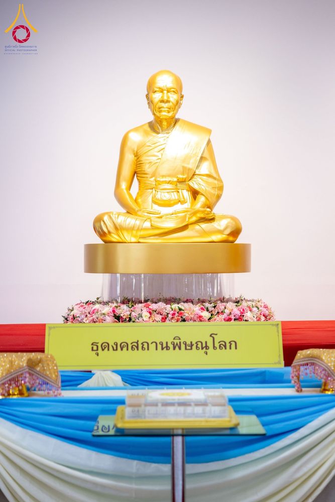 ภาพ No.160752:พิธีเจริญพระพุทธมนต์ และปิดแผ่นทองรูปเหมือน พระเดชพระคุณพระมงคลเทพมุนี (สด จนฺทสโร) พระผู้ปราบมาร จำนวน 3 องค์ วันเสาร์ที่ 5 ตุลาคม พ.ศ. 2567 ณ อาคารปลูกศรัทธา 2 (ชานชลาเดิม) วัดพระธรรมกาย อ.คลองหลวง จ.ปทุมธานี