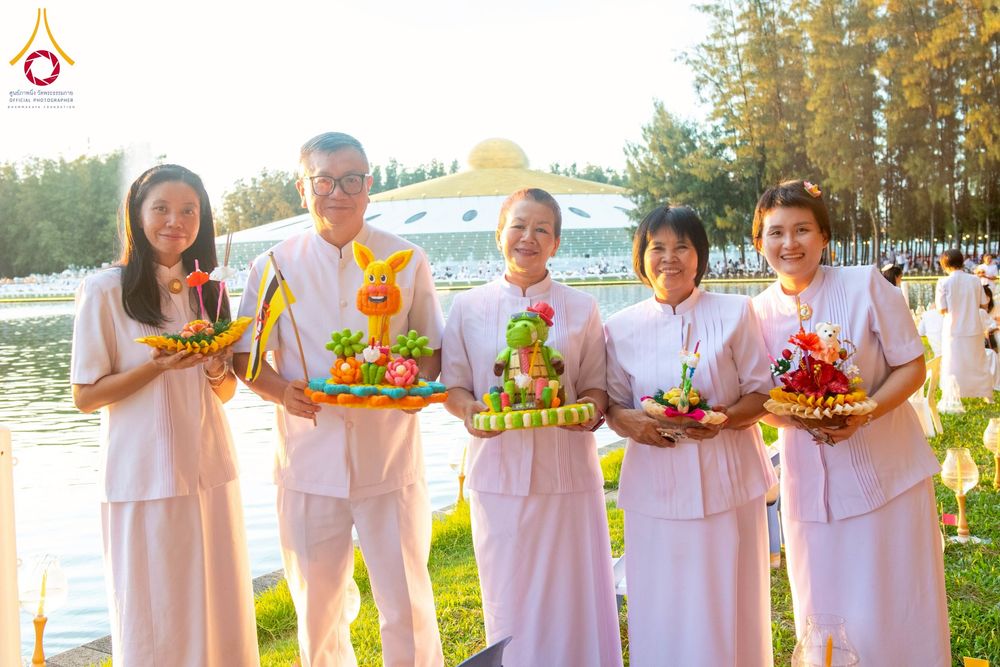 ภาพ No.266250:วันพุธที่ 5 พฤศจิกายน พ.ศ. 2568 (วันพระ ขึ้น 15 ค่ำ เดือน 12) พิธีลอยกระทงธรรม  ณ สระมหาเศรษฐีทะเลบุญ มหาวิหารพระมงคลเทพมุนี วัดพระธรรมกาย จ.ปทุมธานี