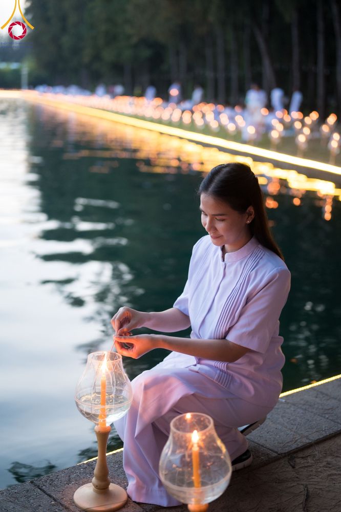 ภาพ No.97105:พิธีลอยกระทงธรรม ณ สระเศรษฐีทะเลบุญ มหาวิหารพระมงคลเทพมุนี (สด จนฺทสโร) และพิธีสวดธรรมจักร ครบ 5,899,999,999 จบ เนื่องในวันลอยกระทง วันพระขึ้น 15 ค่ำ เดือน 12 ณ วัดพระธรรมกาย จ.ปทุมธานี วันที่ 27 พฤศจิกายน พ.ศ. 2566