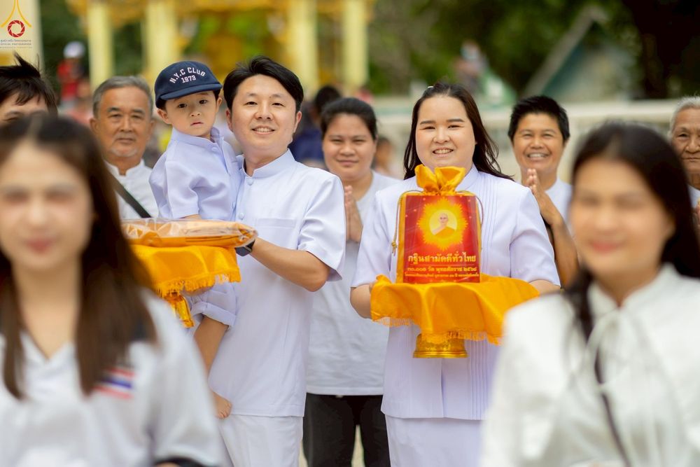 ภาพ No.265024:วันที่ 25 ตุลาคม พ.ศ. 2568 พิธีทอดกฐินสามัคคีทั่วไทย 30,000 วัด โดยคณะศิษยานุศิษย์ บูชาธรรม 81 ปี หลวงพ่อธัมมชโย ณ วัดเนินดินแดง อ.บ่อทอง จ.ชลบุรี