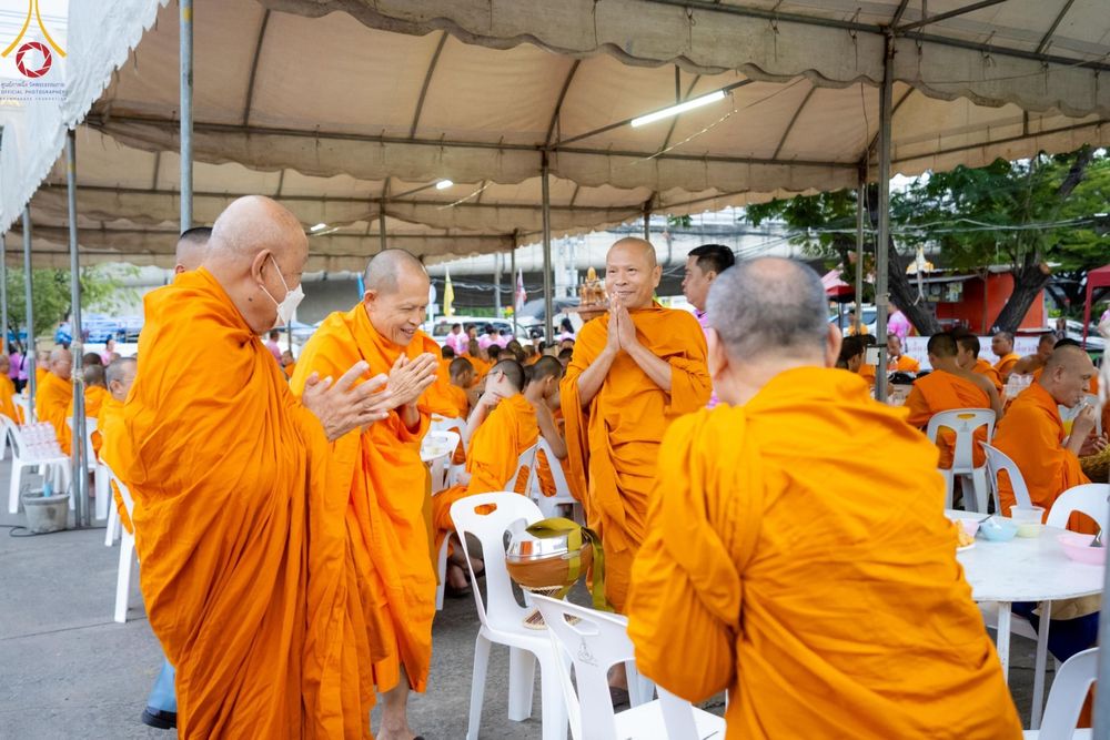 ภาพ No.150752:พิธีเจริญพระพุทธมนต์ และทำบุญตักบาตรแด่คณะสงฆ์ จำนวน 121 รูป เนื่องในโอกาสฉลองครบรอบ 120 ปี อำเภอคลองหลวง จังหวัดปทุมธานี เพื่อถวายเป็นพุทธบูชา ช่วยเหลือผู้ประสบความเดือดร้อนจากอุทกภัย และคณะสงฆ์ 323 วัด 4 จังหวัดชายแดนภาคใต้ วันเสาร์ที่ 31 สิงหาคม พ.ศ. 