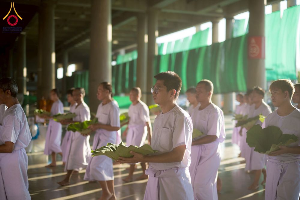 ภาพ No.274701:วันอาทิตย์ที่ 30 พฤศจิกายน พ.ศ. 2568 พิธีปลงผม โครงการอุปสมบทบูชาธรรมมหาปูชนียาจารย์ ปี 2568 ณ ลานธรรมพระมหาธรรมกายเจดีย์ ฝั่งทิศตะวันตก ระหว่างวิหารคดหมายเลข 8 และ 9 วัดพระธรรมกาย