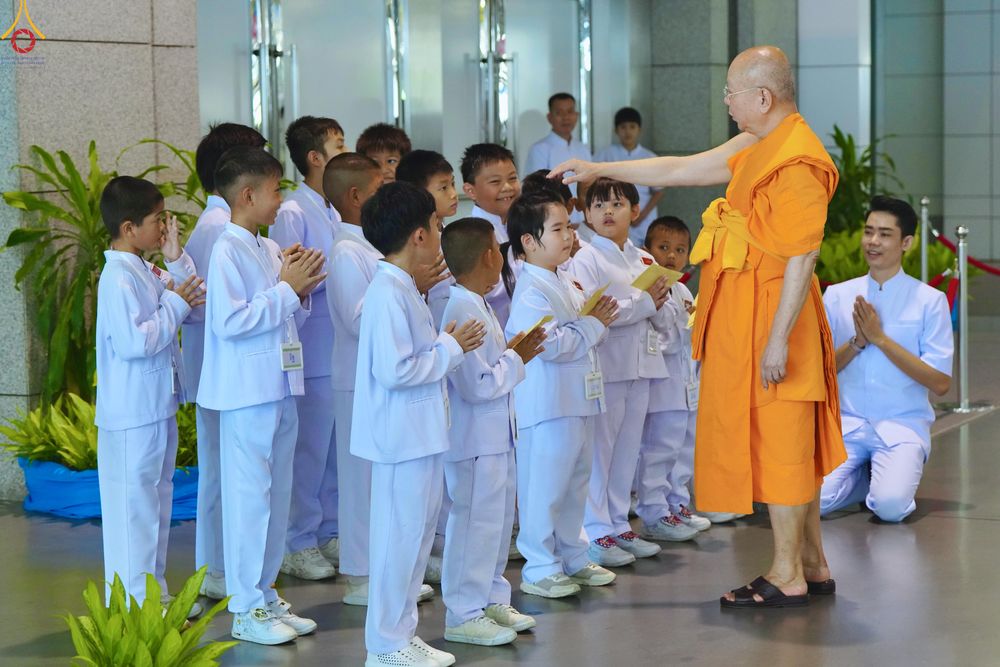ภาพ No.323607:วันที่ 22 เมษายน พ.ศ.2569(วันคุ้มครองโลก) งานถวายมหาสังฆทาน 40,000 กว่าวัดทั่วประเทศ พิธีภาคสาย ปฏิบัติธรรม ,  พิธีมอบปัจจัยช่วยเหลือครู 4 จังหวัดชายแดนภาคใต้