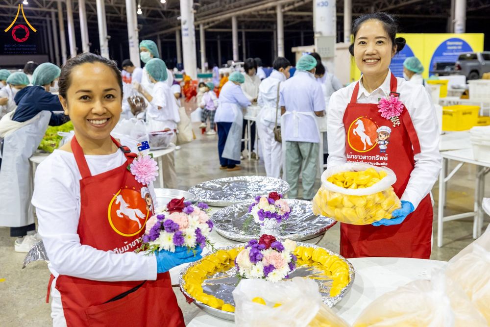 ภาพ No.203148:พิธีถวายภัตตาหารเป็นสังฆทาน แด่พระธรรมยาตรา ณ วัดพระธรรมกาย ตำบลคลองสาม อำเภอคลองหลวง จังหวัดปทุมธานี ในโครงการธรรมยาตรา กตัญญูบูชา มหาปูชนียาจารย์ พระมงคลเทพมุนี(สด จนฺทสโร) พระผู้ปราบมาร อนุสรณ์สถาน 7 แห่ง ปีที่ 13 วันที่ 29 มกราคม พ.ศ. 2568