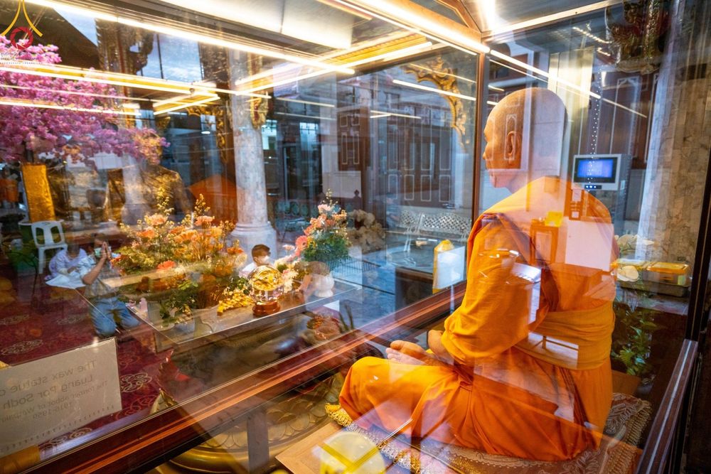 ภาพ No.201252:พระธรรมยาตราปฏิบัติธรรม และถ่ายภาพหมู่ประวัติศาสตร์ ณ อาคารธรรมยาตรา กตัญญูบูชามหาปูชนียาจารย์  ตรงข้ามวัดปากน้ำภาษีเจริญ จ.กรุงเทพมหานคร ในโครงการธรรมยาตรา กตัญญูบูชา มหาปูชนียาจารย์ พระมงคลเทพมุนี(สด จนฺทสโร) พระผู้ปราบมาร อนุสรณ์สถาน 7 แห่ง ปีที่ 13