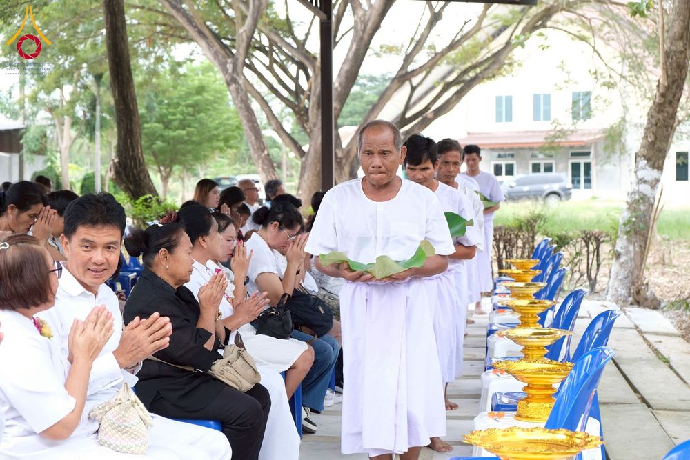 ภาพ No.277880:พิธีตัดปอยผมและปลงผมนาคธรรมทายาท พิธีขอขมาผู้ปกครอง ณ ศูนย์อบรมเยาวชนนครปฐม จ.นครปฐม และพิธีมอบบาตร ผ้าไตร นาคธรรมทายาท พิธีบรรพชา อุปสมบทหมู่ ณ วัดลาดหญ้าไทร จ.นครปฐม