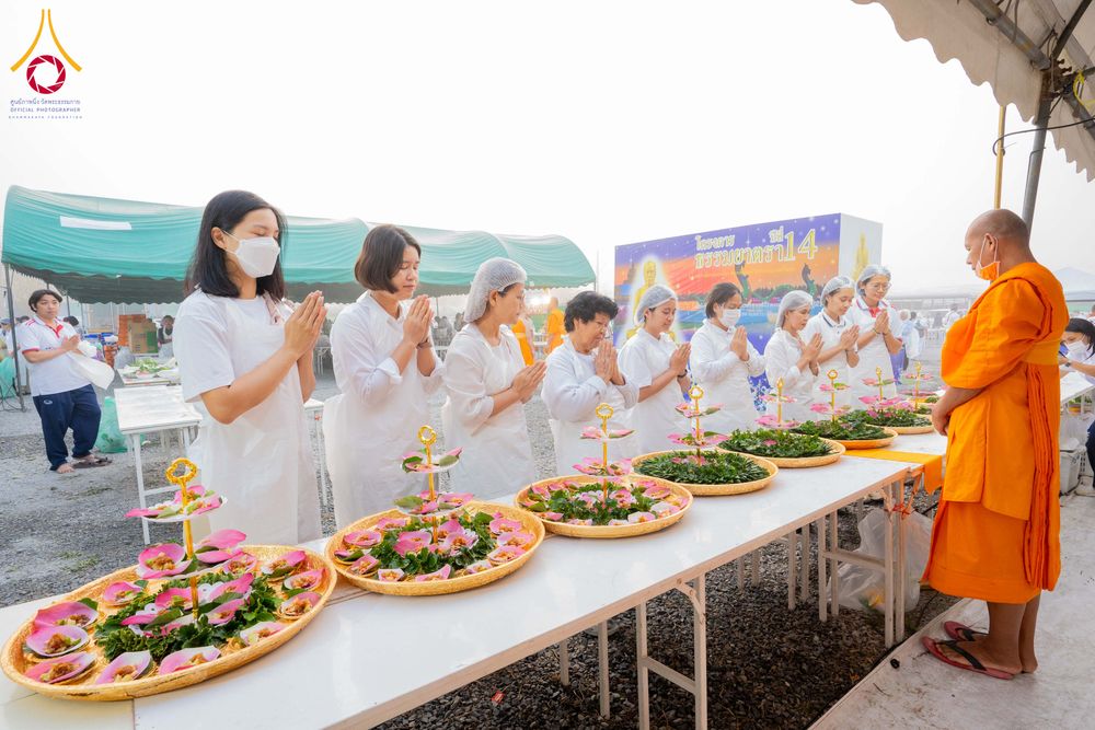 ภาพ No.298527:วันที่ 20 มกราคม พ.ศ. 2569 พิธีถวายภัตตาหารเป็นสังฆทาน แด่พระธรรมยาตรา ณ อนุสรณ์สถานบางปลา วัดบางปลา อำเภอบางเลน จังหวัดนครปฐม ในโครงการธรรมยาตรา กตัญญูบูชา มหาปูชนียาจารย์ พระมงคลเทพมุนี(สด จนฺทสโร) พระผู้ปราบมาร อนุสรณ์สถาน 7 แห่ง ปีที่ 14