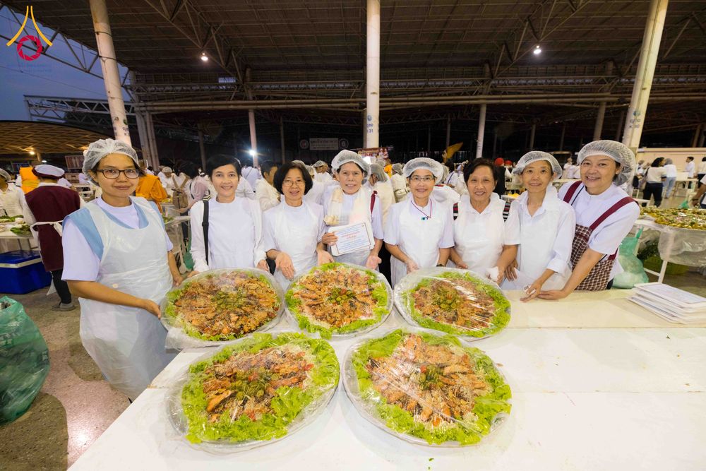 ภาพ No.303203:วันที่ 26 มกราคม พ.ศ. 2569 พิธีถวายภัตตาหารเป็นสังฆทาน แด่พระธรรมยาตรา ณ วัดพระธรรมกาย  จังหวัดปทุมธานี ในโครงการธรรมยาตรา กตัญญูบูชา มหาปูชนียาจารย์ พระมงคลเทพมุนี(สด จนฺทสโร) พระผู้ปราบมาร อนุสรณ์สถาน 7 แห่ง ปีที่ 14