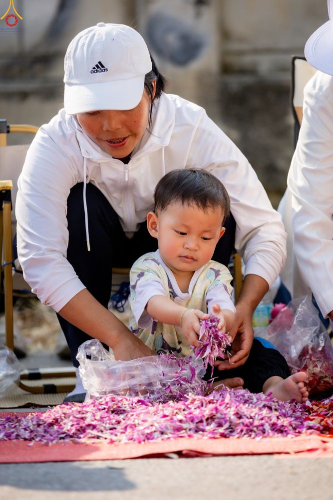 ภาพ No.294953:วันที่ 14 มกราคม พ.ศ. 2569 พิธีต้อนรับพระธรรมยาตรา อนุสรณ์สถานลำดับที่ 4  สถานที่เกิดด้วยกายธรรม ณ วัดโบสถ์บน ต.บางคูเวียง จ.นนทบุรี ในโครงการธรรมยาตรา กตัญญูบูชา มหาปูชนียาจารย์ พระมงคลเทพมุนี(สด จนฺทสโร) พระผู้ปราบมาร อนุสรณ์สถาน 7 แห่ง ปีที่ 14