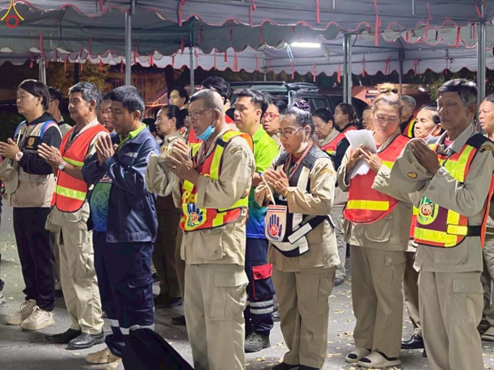 ภาพ No.301615:ภาพเบื้องหลังอาสาสมัครรวมใจ ชุดที่ 4 ในโครงการธรรมยาตรา กตัญญูบูชา มหาปูชนียาจารย์ พระมงคลเทพมุนี(สด จนฺทสโร) พระผู้ปราบมาร อนุสรณ์สถาน 7 แห่ง ปีที่ 14