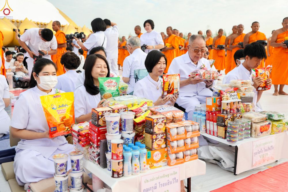 ภาพ No.302624:วันที่ 24 มกราคม พ.ศ. 2569 พิธีตักบาตรพระธรรมยาตรา(ภาพชุดที่ 2) ณ อนุสรณ์สถานลำดับที่ 5 สถานที่เผยแผ่วิชชาธรรมกายครั้งแรก อนุสรณ์สถานบางปลา วัดบางปลา อำเภอบางเลน จังหวัดนครปฐม ในโครงการธรรมยาตรา กตัญญูบูชา มหาปูชนียาจารย์ พระมงคลเทพมุนี(สด จนฺทสโร) พระผู