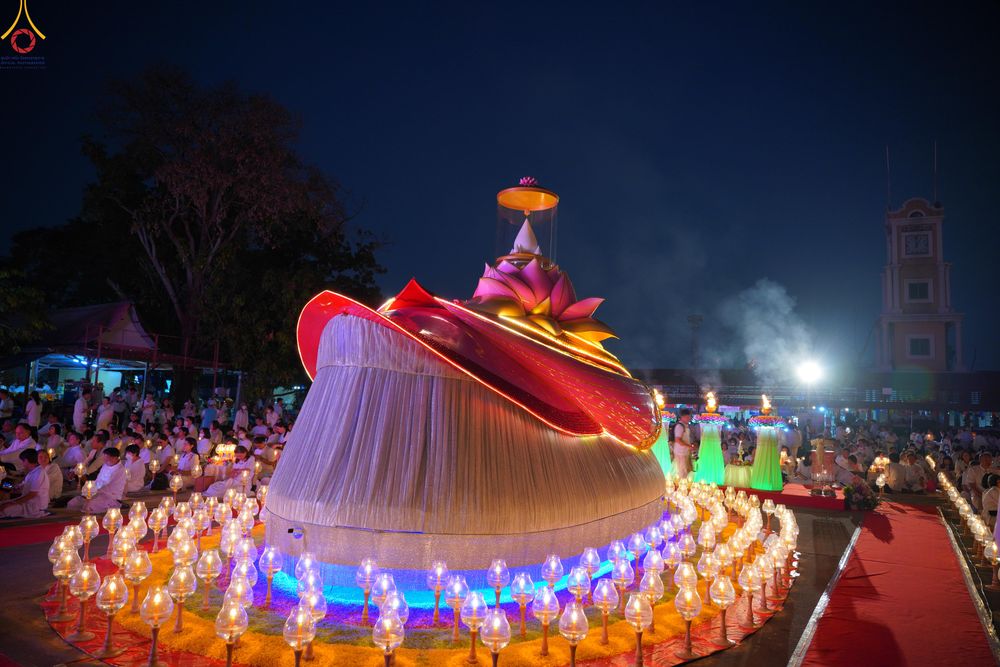 ภาพ No.297174:วันที่ 17 มกราคม พ.ศ. 2569 พิธีจุดประทีปถวายเป็นพุทธบูชา และบูชาธรรมมหาปูชนียาจารย์ (ภาพชุดที่ 2) ณ วัดโบสถ์บน ต.บางคูเวียง จ.นนทบุรี อนุสรณ์สถานลำดับที่ 4 สถานที่เกิดด้วยกายธรรม ในโครงการธรรมยาตรา กตัญญูบูชา มหาปูชนียาจารย์ พระมงคลเทพมุนี(สด จนฺทสโร) พร