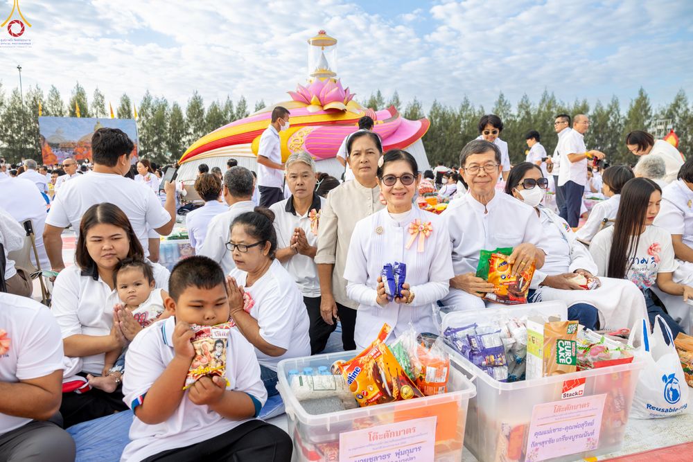 ภาพ No.302622:วันที่ 24 มกราคม พ.ศ. 2569 พิธีตักบาตรพระธรรมยาตรา(ภาพชุดที่ 2) ณ อนุสรณ์สถานลำดับที่ 5 สถานที่เผยแผ่วิชชาธรรมกายครั้งแรก อนุสรณ์สถานบางปลา วัดบางปลา อำเภอบางเลน จังหวัดนครปฐม ในโครงการธรรมยาตรา กตัญญูบูชา มหาปูชนียาจารย์ พระมงคลเทพมุนี(สด จนฺทสโร) พระผู