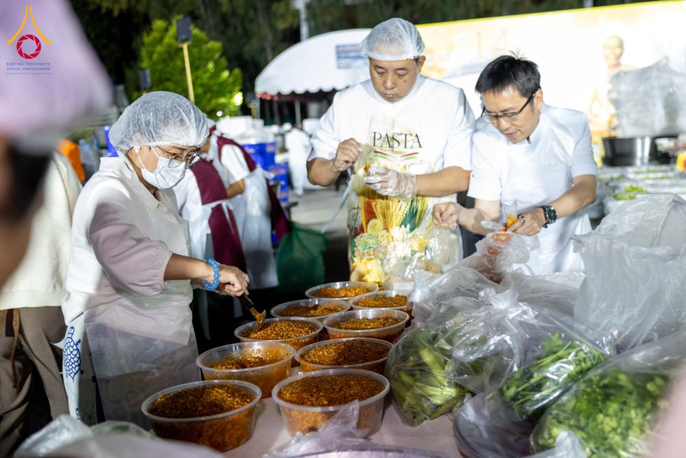 ภาพ No.289496:วันที่ 7 มกราคม พ.ศ. 2569 พิธีถวายภัตตาหารเป็นสังฆทาน แด่พระธรรมยาตรา ในโครงการธรรมยาตรา กตัญญูบูชา มหาปูชนียาจารย์ พระมงคลเทพมุนี(สด จนฺทสโร) พระผู้ปราบมาร อนุสรณ์สถาน 7 แห่ง ปีที่ 14 ณ อนุสรณ์สถานมหาวิหารพระมงคลเทพมุนี (โลตัสแลนด์) อ.สองพี่น้อง จ.สุพรร