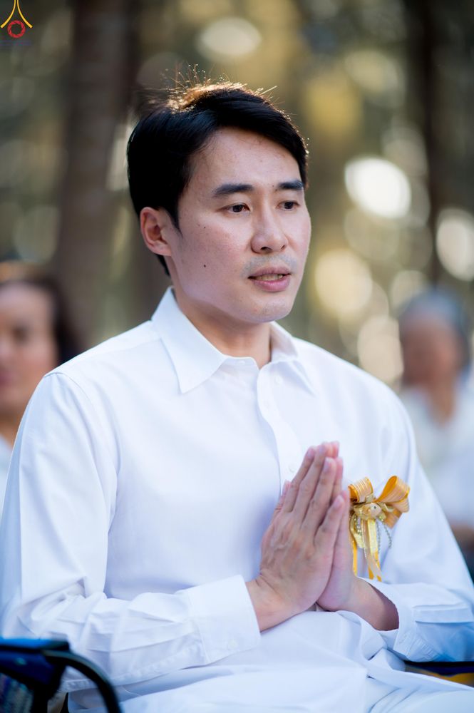 ภาพ No.290050:วันที่ 6 มกราคม พ.ศ. 2569 พิธีจุดประทีปถวายเป็นพุทธบูชา และบูชาธรรมมหาปูชนียาจารย์ (ภาพชุดที่ 2) ณ อนุสรณ์สถานมหาวิหารพระมงคลเทพมุนี (โลตัสแลนด์) อ.สองพี่น้อง จ.สุพรรณบุรี ในโครงการธรรมยาตรา กตัญญูบูชา มหาปูชนียาจารย์ พระมงคลเทพมุนี(สด จนฺทสโร) พระผู้ปรา