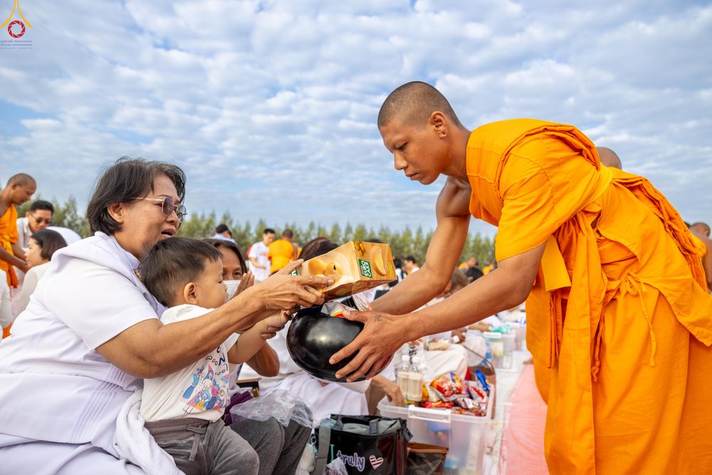 ภาพ No.302678:วันที่ 24 มกราคม พ.ศ. 2569 พิธีตักบาตรพระธรรมยาตรา(ภาพชุดที่ 2) ณ อนุสรณ์สถานลำดับที่ 5 สถานที่เผยแผ่วิชชาธรรมกายครั้งแรก อนุสรณ์สถานบางปลา วัดบางปลา อำเภอบางเลน จังหวัดนครปฐม ในโครงการธรรมยาตรา กตัญญูบูชา มหาปูชนียาจารย์ พระมงคลเทพมุนี(สด จนฺทสโร) พระผู