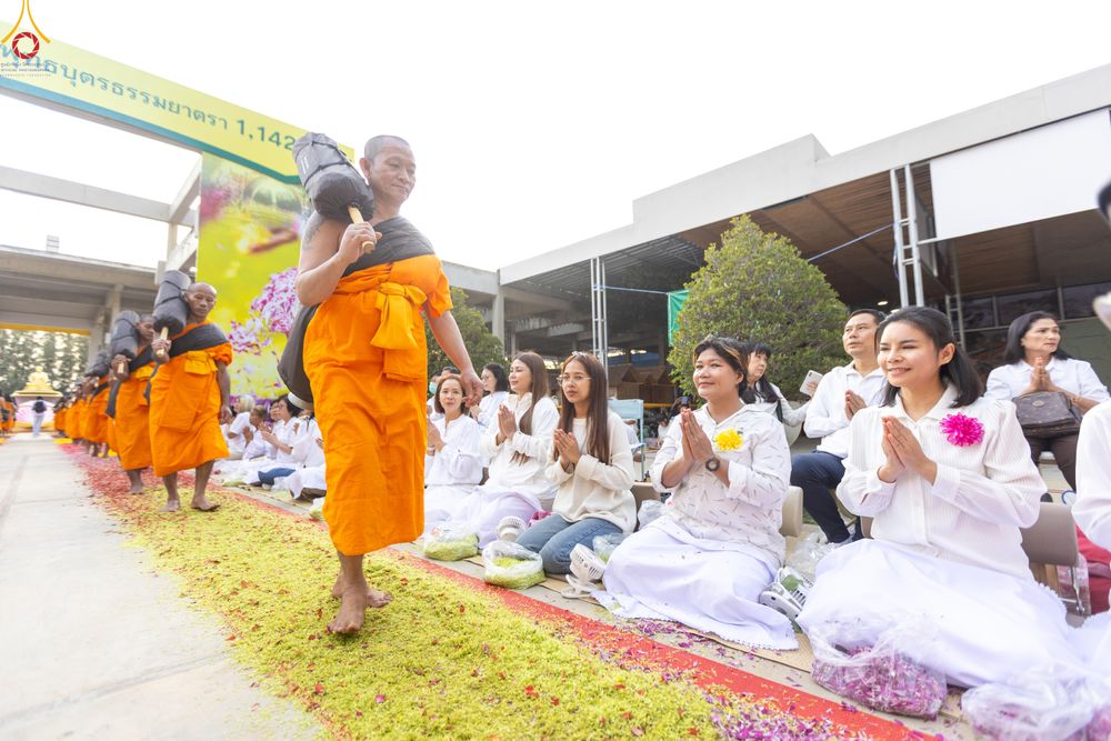 ภาพ No.287857:วันที่ 3 มกราคม พ.ศ. 2569 พิธีต้อนรับพระธรรมยาตรา ครั้งที่ 2 (ภาพชุดที่ 2) ในโครงการธรรมยาตรา กตัญญูบูชา มหาปูชนียาจารย์ พระมงคลเทพมุนี(สด จนฺทสโร) พระผู้ปราบมาร อนุสรณ์สถาน 7 แห่ง ปีที่ 14 ณ อนุสรณ์สถานมหาวิหารพระมงคลเทพมุนี (โลตัสแลนด์) อ.สองพี่น้อง จ.