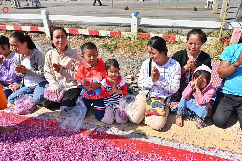 ภาพ No.304011:วันที่ 25 มกราคม พ.ศ. 2569 พิธีต้อนรับพระธรรมยาตรา  รร.สามัคคีราษฏร์บำรุง-วัดพระธรรมกาย ในโครงการธรรมยาตรา กตัญญูบูชา มหาปูชนียาจารย์ พระมงคลเทพมุนี(สด จนฺทสโร) พระผู้ปราบมาร อนุสรณ์สถาน 7 แห่ง ปีที่ 14