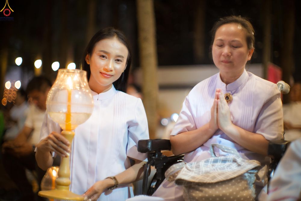 ภาพ No.290155:วันที่ 6 มกราคม พ.ศ. 2569 พิธีจุดประทีปถวายเป็นพุทธบูชา และบูชาธรรมมหาปูชนียาจารย์ (ภาพชุดที่ 2) ณ อนุสรณ์สถานมหาวิหารพระมงคลเทพมุนี (โลตัสแลนด์) อ.สองพี่น้อง จ.สุพรรณบุรี ในโครงการธรรมยาตรา กตัญญูบูชา มหาปูชนียาจารย์ พระมงคลเทพมุนี(สด จนฺทสโร) พระผู้ปรา