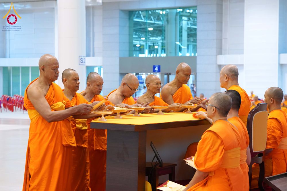 ภาพ No.285015:วันอาทิตย์ที่ 14 ธันวาคม พ.ศ.2568  พิธีปฏิบัติธรรม พิธีถวายภัตตาหารเป็นสังฆทาน พิธีมอบต้นสมบัติจักรพรรดิ ถวายแด่เจ้าอาวาสและประธานสงฆ์ 236 ศูนย์ส่งเสริมศีลธรรมทั่วโลก ณ สภาธรรมกายสากล วัดพระธรรมกาย