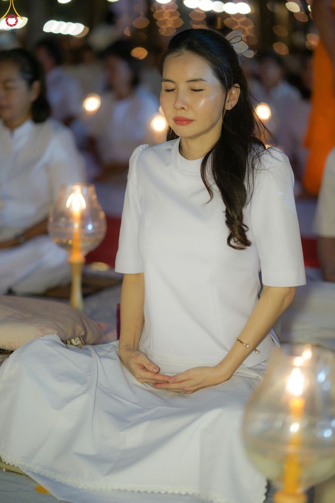 ภาพ No.290273:วันที่ 6 มกราคม พ.ศ. 2569 พิธีจุดประทีปถวายเป็นพุทธบูชา และบูชาธรรมมหาปูชนียาจารย์ (ภาพชุดที่ 2) ณ อนุสรณ์สถานมหาวิหารพระมงคลเทพมุนี (โลตัสแลนด์) อ.สองพี่น้อง จ.สุพรรณบุรี ในโครงการธรรมยาตรา กตัญญูบูชา มหาปูชนียาจารย์ พระมงคลเทพมุนี(สด จนฺทสโร) พระผู้ปรา