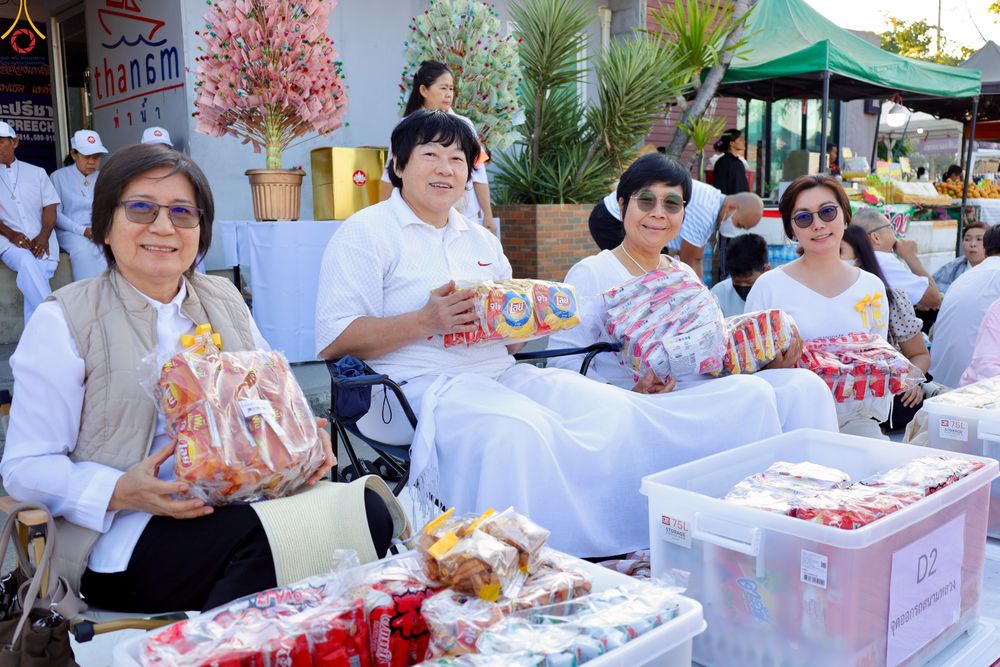 ภาพ No.282683:วันเสาร์ที่ 20 ธันวาคม พ.ศ.2568 พิธีตักบาตรพระ 10,000 รูป (ชุด 2) เนื่องในโอกาส 194 ปี จังหวัดกาญจนบุรี และอุทิศส่วนกุศลให้แด่บรรพชนทั้งหลาย บริเวณถนนสองแคว (Skywalk) เมืองกาญจนบุรี