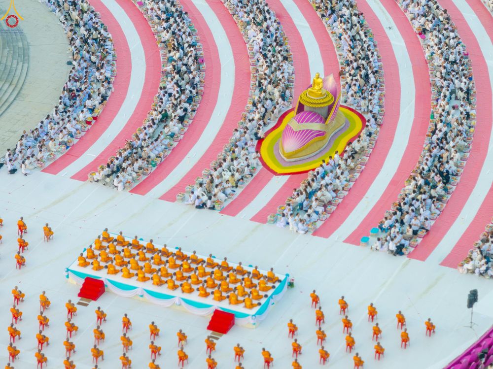 ภาพ No.302473:วันที่ 24 มกราคม พ.ศ. 2569 พิธีตักบาตรพระธรรมยาตรา ณ อนุสรณ์สถานลำดับที่ 5 สถานที่เผยแผ่วิชชาธรรมกายครั้งแรก อนุสรณ์สถานบางปลา วัดบางปลา อำเภอบางเลน จังหวัดนครปฐม ในโครงการธรรมยาตรา กตัญญูบูชา มหาปูชนียาจารย์ พระมงคลเทพมุนี(สด จนฺทสโร) พระผู้ปราบมาร อนุส