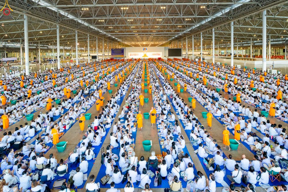 ภาพ No.311339:วันอาทิตย์ต้นเดือนที่ 1 มีนาคม พ.ศ.2569 พิธีตักบาตร และ พิธีบูชาข้าวพระ ณ สภาธรรมกายสากล วัดพระธรรมกาย