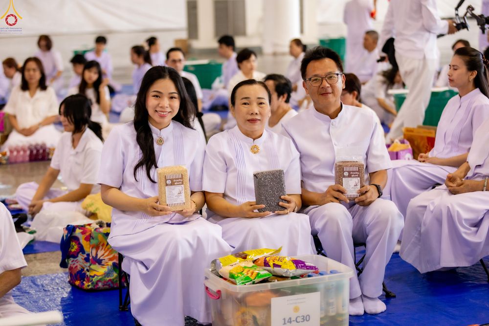 ภาพ No.318154:วันอาทิตย์ต้นเดือนที่ 5 เมษายน พ.ศ.2569 พิธีตักบาตร ณ บ้านแก้วเรือนทองคุณยายอาจารย์ฯ วัดพระธรรมกาย