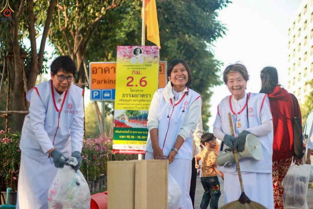 ภาพ No.296060:ภาพเบื้องหลังอาสาสมัครรวมใจ ชุดที่ 1 ในโครงการธรรมยาตรา กตัญญูบูชา มหาปูชนียาจารย์ พระมงคลเทพมุนี(สด จนฺทสโร) พระผู้ปราบมาร อนุสรณ์สถาน 7 แห่ง ปีที่ 14