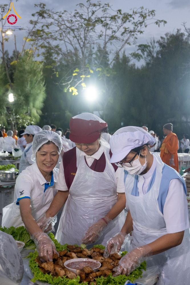 ภาพ No.289585:วันที่ 7 มกราคม พ.ศ. 2569 พิธีถวายภัตตาหารเป็นสังฆทาน แด่พระธรรมยาตรา ในโครงการธรรมยาตรา กตัญญูบูชา มหาปูชนียาจารย์ พระมงคลเทพมุนี(สด จนฺทสโร) พระผู้ปราบมาร อนุสรณ์สถาน 7 แห่ง ปีที่ 14 ณ อนุสรณ์สถานมหาวิหารพระมงคลเทพมุนี (โลตัสแลนด์) อ.สองพี่น้อง จ.สุพรร