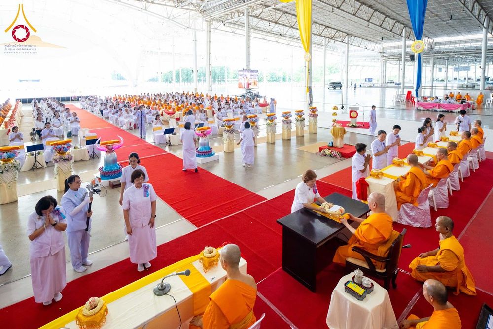 พุทธศาสนิกชนสวมชุดขาวร่วมพิธีทอดผ้าป่าและถวายมหาสังฆทานแด่พระภิกษุสงฆ์ภายในสภาธรรมกายสากล