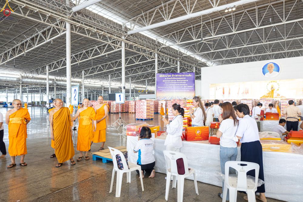 ภาพ No.321974:วันที่ 12 -13 เมษายน พ.ศ.2569 การเตรียมกล่องไทยธรรม + การขนย้ายเก้าอี้ เพื่องานถวายมหาสังฆทาน 40,000 กว่าวัดทั่วประเทศ วันคุ้มครองโลก 22 เมษายน พ.ศ.2569 วัดพระธรรมกาย