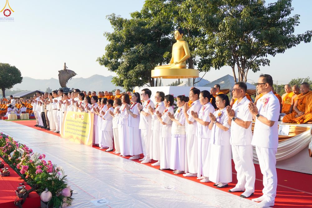 ภาพ No.282650:วันเสาร์ที่ 20 ธันวาคม พ.ศ.2568 พิธีตักบาตรพระ 10,000 รูป (ชุด 2) เนื่องในโอกาส 194 ปี จังหวัดกาญจนบุรี และอุทิศส่วนกุศลให้แด่บรรพชนทั้งหลาย บริเวณถนนสองแคว (Skywalk) เมืองกาญจนบุรี