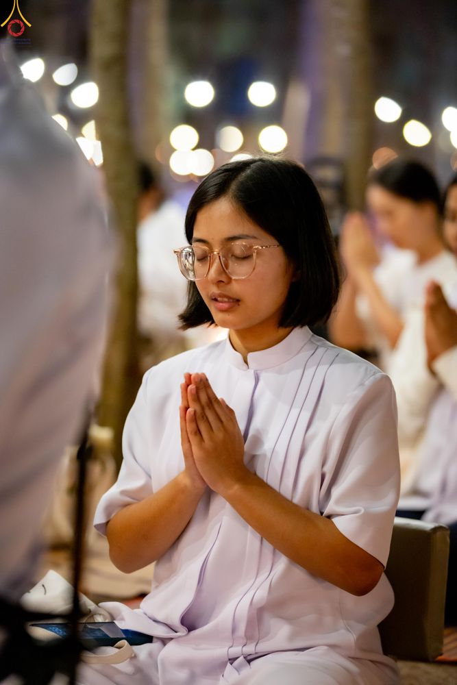 ภาพ No.290240:วันที่ 6 มกราคม พ.ศ. 2569 พิธีจุดประทีปถวายเป็นพุทธบูชา และบูชาธรรมมหาปูชนียาจารย์ (ภาพชุดที่ 2) ณ อนุสรณ์สถานมหาวิหารพระมงคลเทพมุนี (โลตัสแลนด์) อ.สองพี่น้อง จ.สุพรรณบุรี ในโครงการธรรมยาตรา กตัญญูบูชา มหาปูชนียาจารย์ พระมงคลเทพมุนี(สด จนฺทสโร) พระผู้ปรา