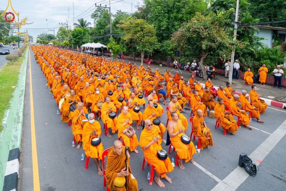 ภาพ No.341174:วันที่ 27 กรกฎาคม พ.ศ. 2569 พิธีตักบาตรพระ 1,000 รูป เมืองพัทลุง  ณ ถนนราเมศวร์ อ.เมือง จ.พัทลุง