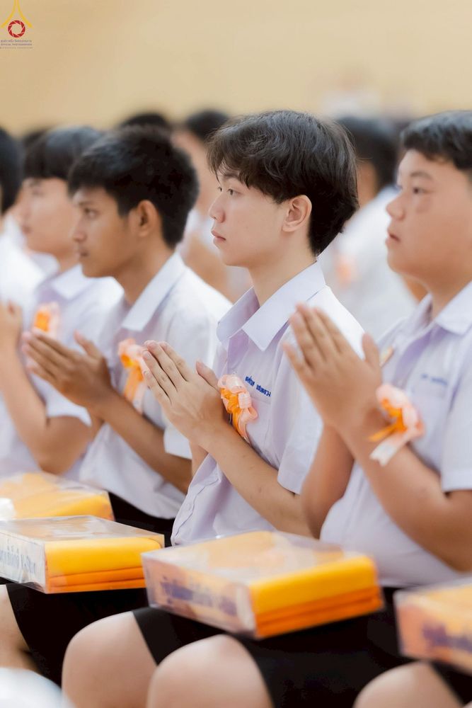 ภาพ No.246044:วันเสาร์ที่ 13 กันยายน พ.ศ. 2568 พิธีมอบผ้าไตรประธานกฐินสัมฤทธิ์เด็กดี V-Star ณ สภาธรรมกายสากล วัดพระธรรมกาย