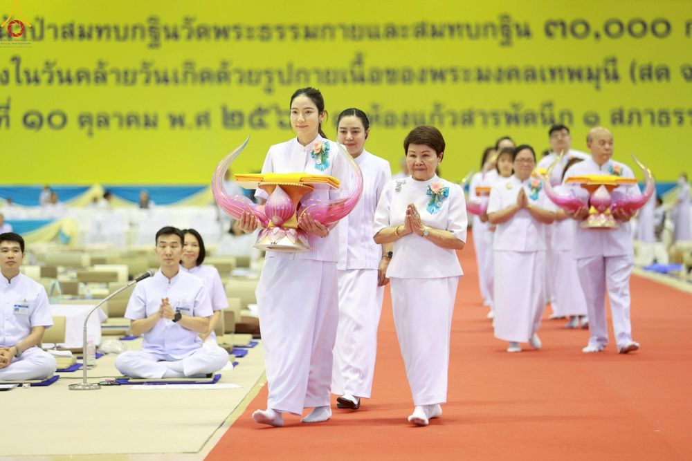ภาพ No.251685:วันที่ 10 ตุลาคม พ.ศ. 2568 พิธีทอดผ้าป่าสมทบกฐินวัดพระธรรมกาย และสมทบกฐิน 30,000 กว่าวัดทั่วประเทศ ครั้งที่ 3 ณ สภาธรรมกายสากล วัดพระธรรมกาย